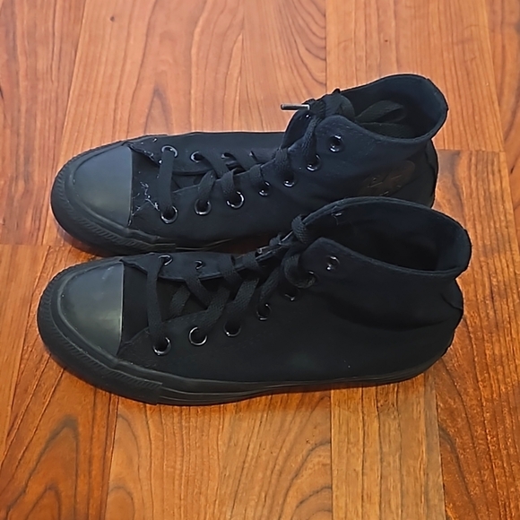 Black high top Converse size 6 women's/ 4 men's - Picture 1 of 4